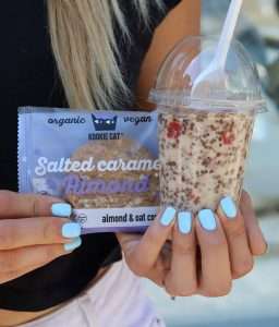 Kookie Kat 有機鹹焦糖杏仁餅乾 50 克無麩質